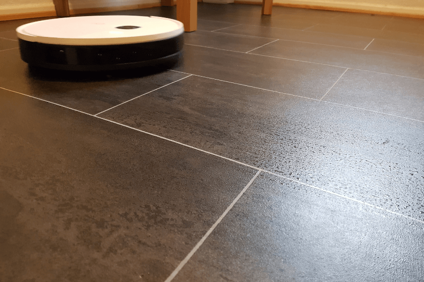 Yeedi Vac Roboter wischt den Boden in der Küche